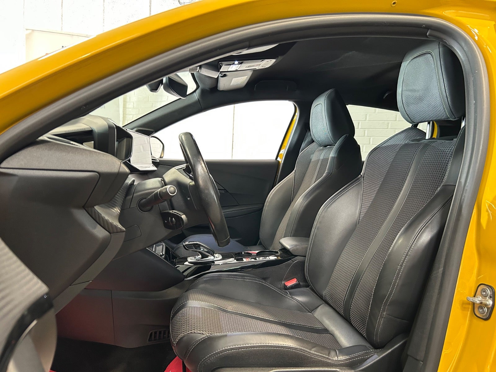 Gul Peugeot e-208 fra 2022