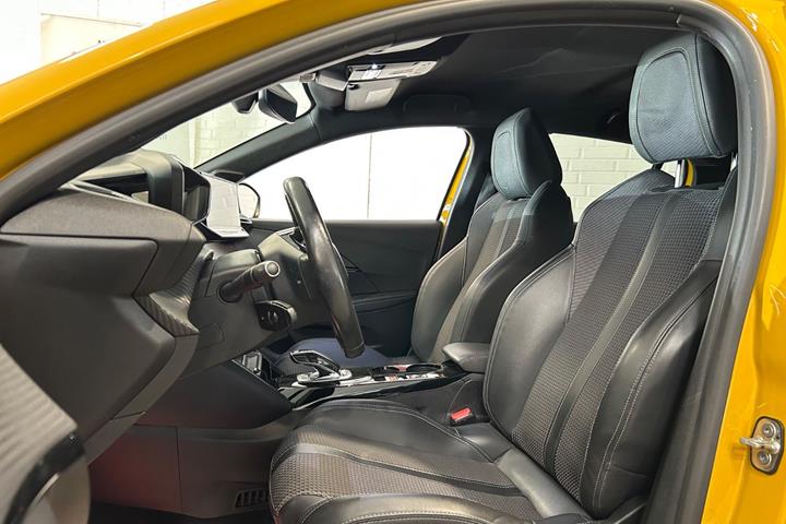 Gul Peugeot e-208 fra 2022