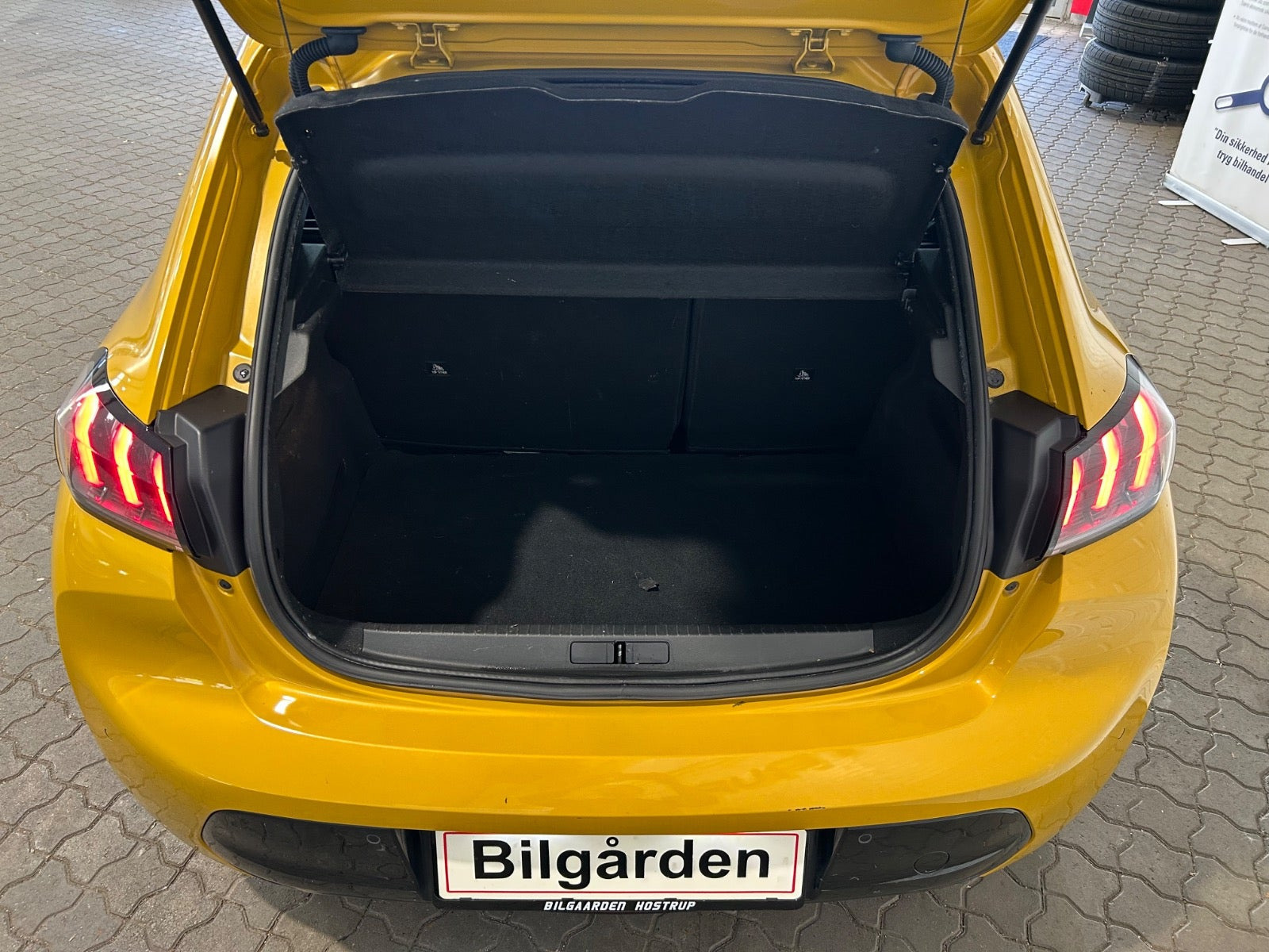 Gul Peugeot e-208 fra 2022