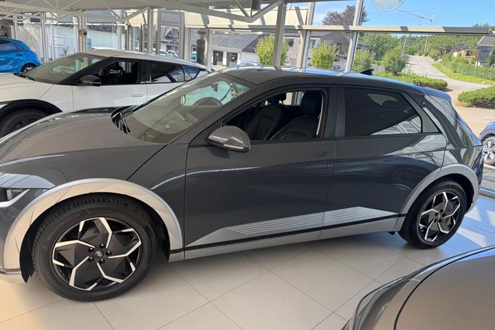 Grå Hyundai Ioniq 5 fra 2023