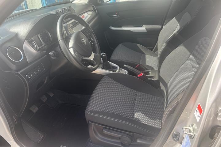 Sølv Suzuki Vitara fra 2018