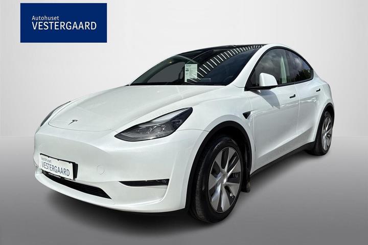 Hvid Tesla Model Y fra 2023 set udefra