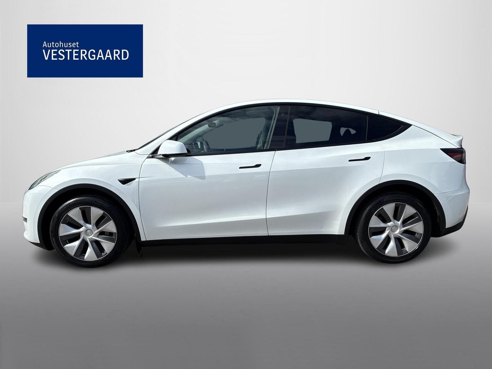 Hvid Tesla Model Y fra 2023