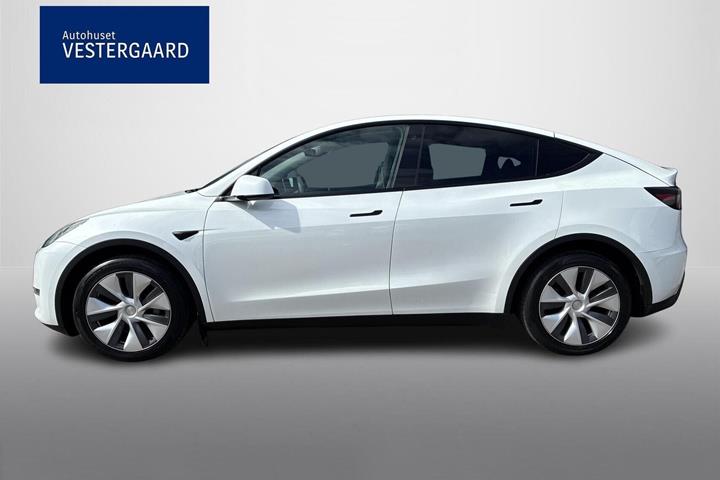 Hvid Tesla Model Y fra 2023
