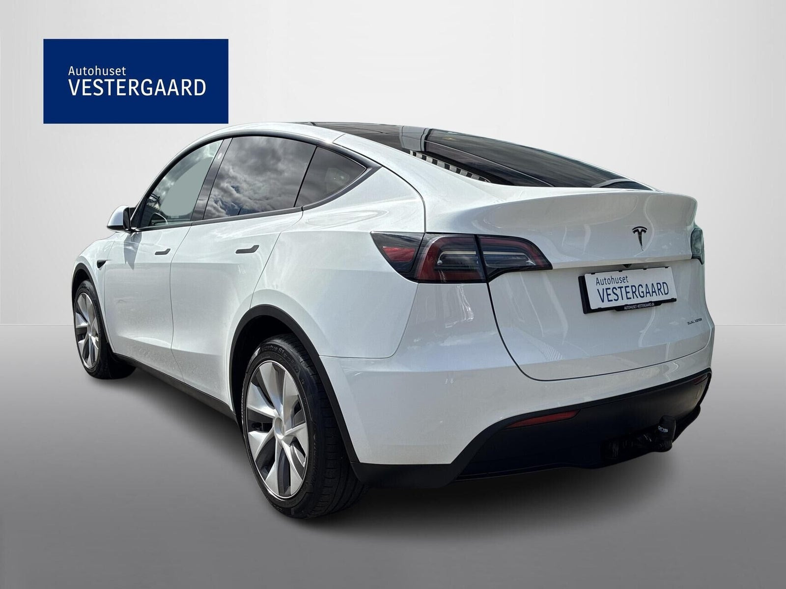 Hvid Tesla Model Y fra 2023