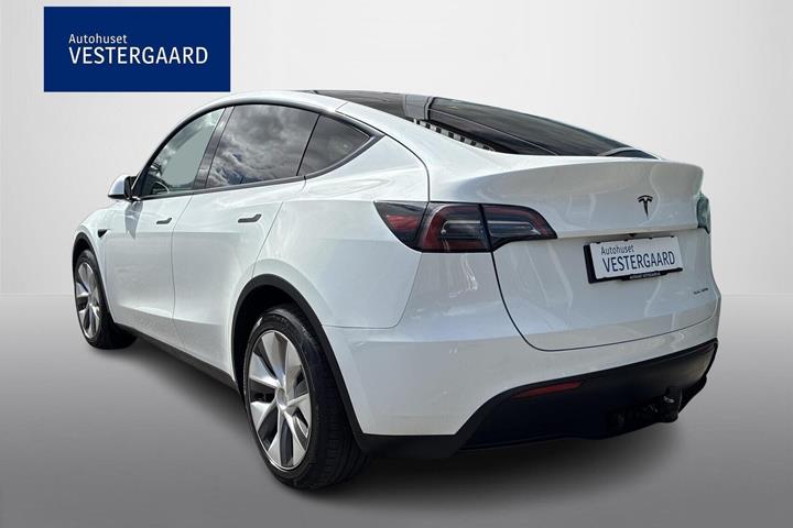 Hvid Tesla Model Y fra 2023