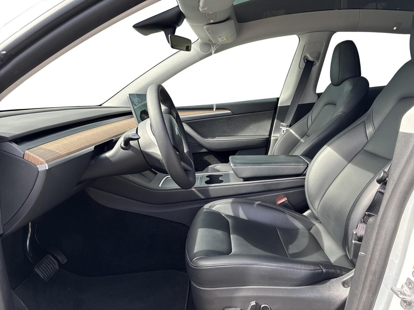 Hvid Tesla Model Y fra 2023