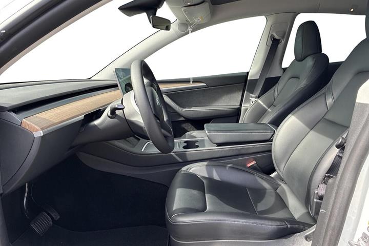 Hvid Tesla Model Y fra 2023