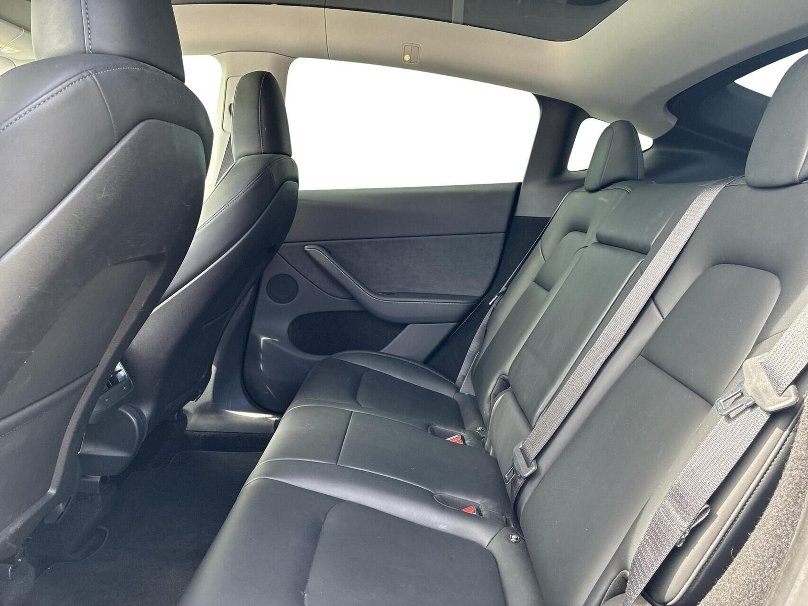 Hvid Tesla Model Y fra 2023