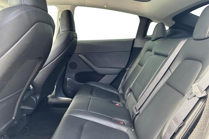 Hvid Tesla Model Y fra 2023