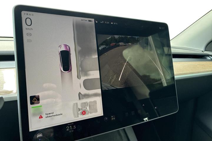 Hvid Tesla Model Y fra 2023