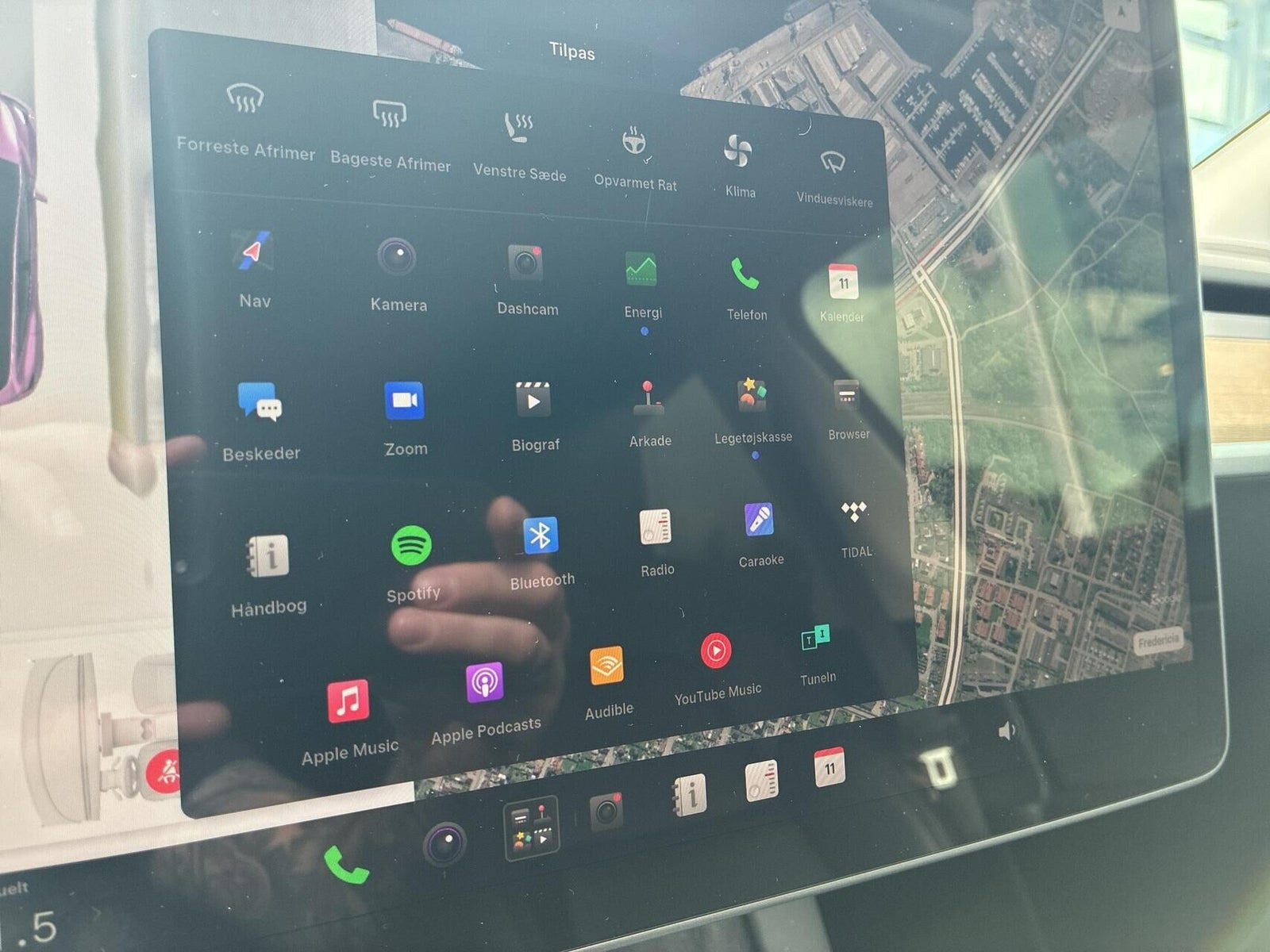 Hvid Tesla Model Y fra 2023