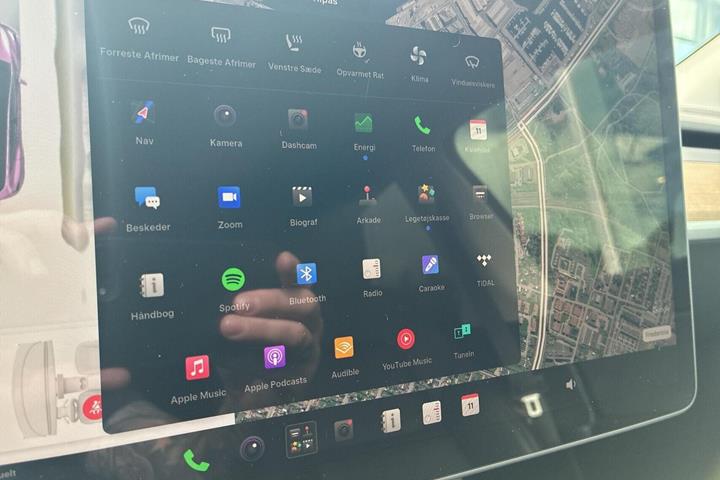 Hvid Tesla Model Y fra 2023