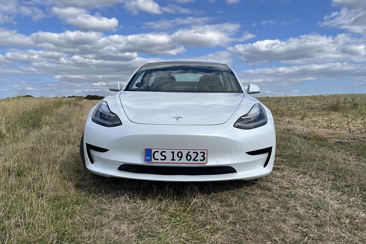 Hvid Tesla Model 3 fra 2020