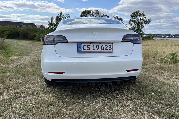 Hvid Tesla Model 3 fra 2020