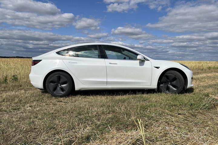 Hvid Tesla Model 3 fra 2020