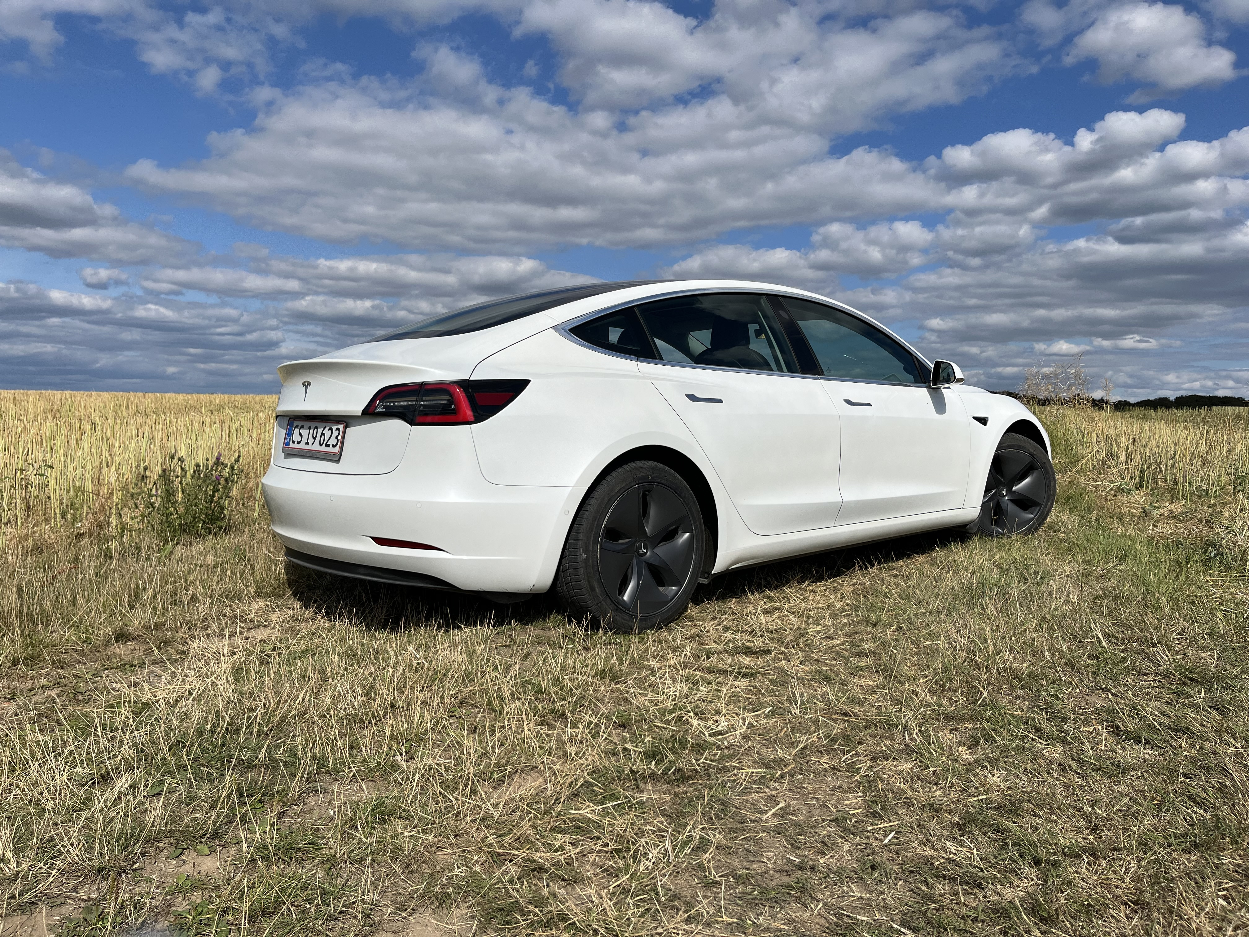 Hvid Tesla Model 3 fra 2020