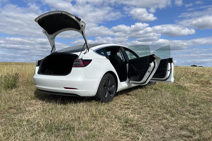 Hvid Tesla Model 3 fra 2020