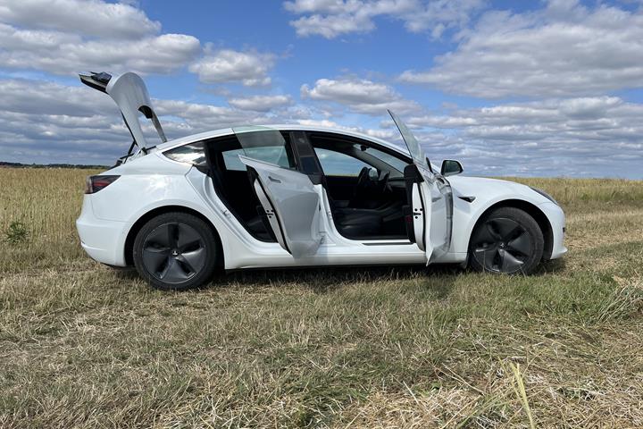 Hvid Tesla Model 3 fra 2020
