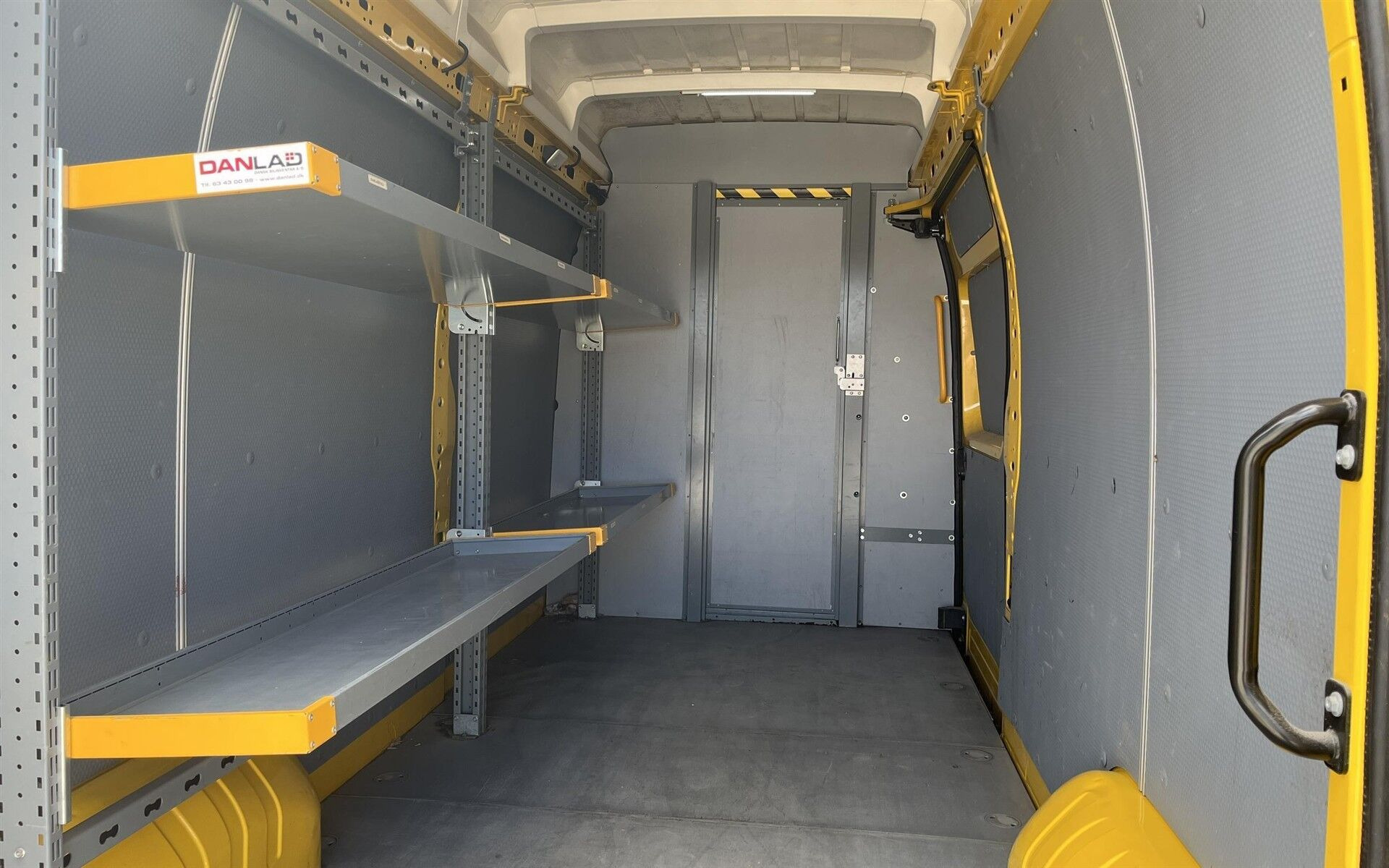 Gul Renault Master fra 2022
