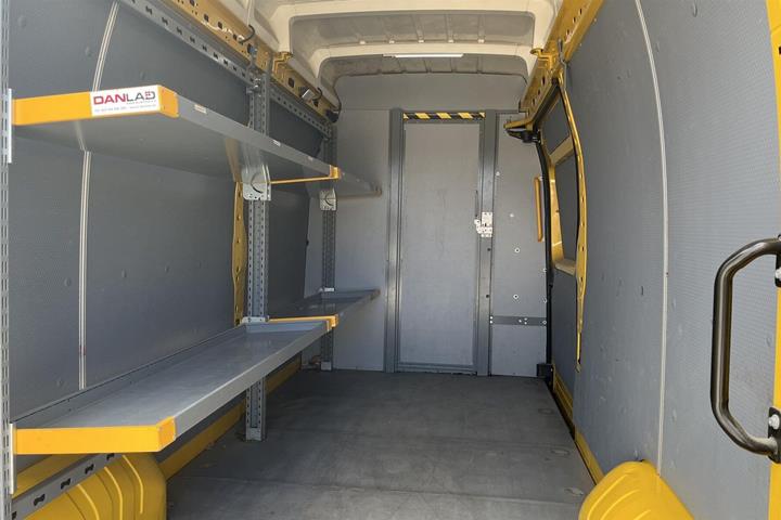 Gul Renault Master fra 2022