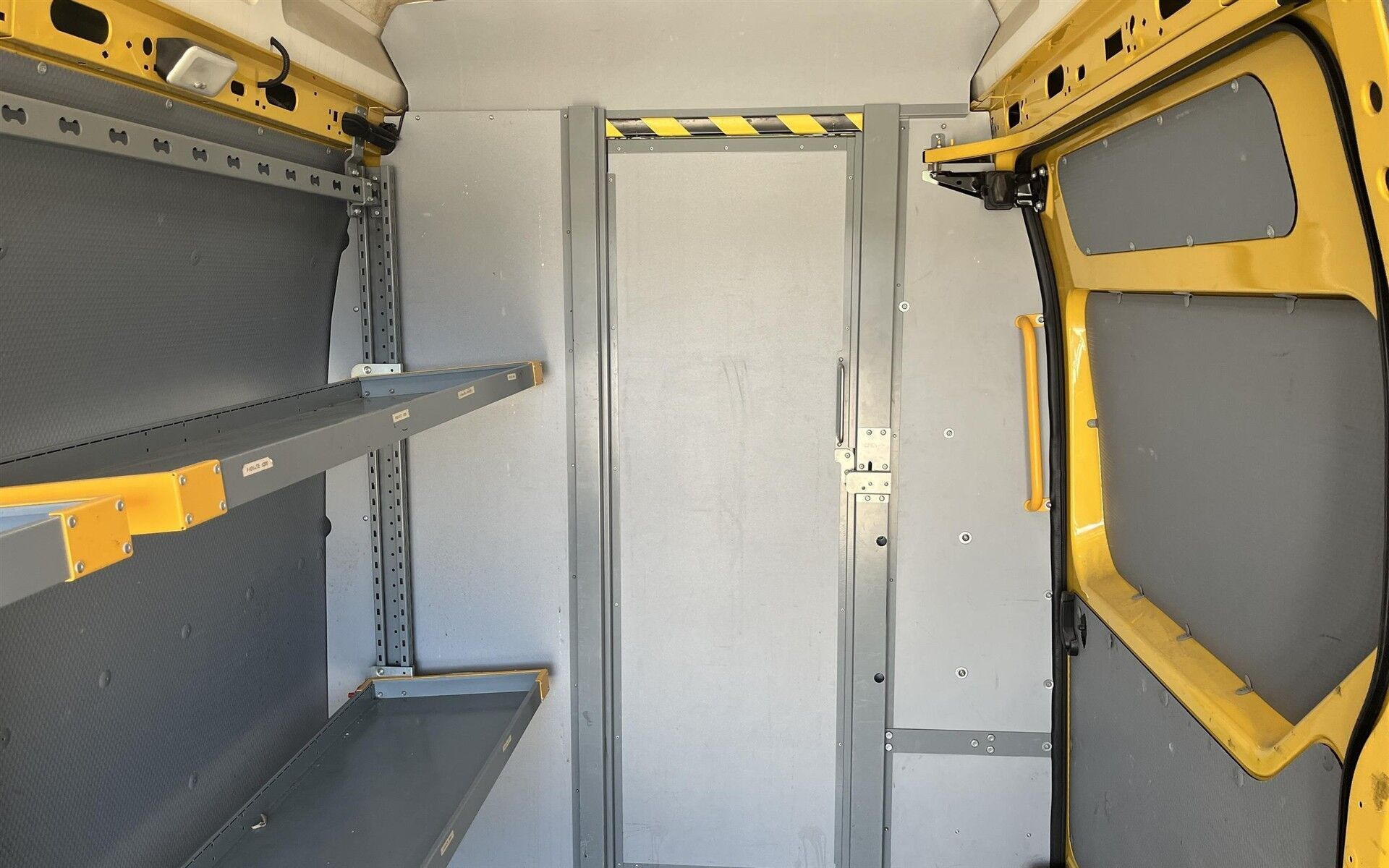 Gul Renault Master fra 2022