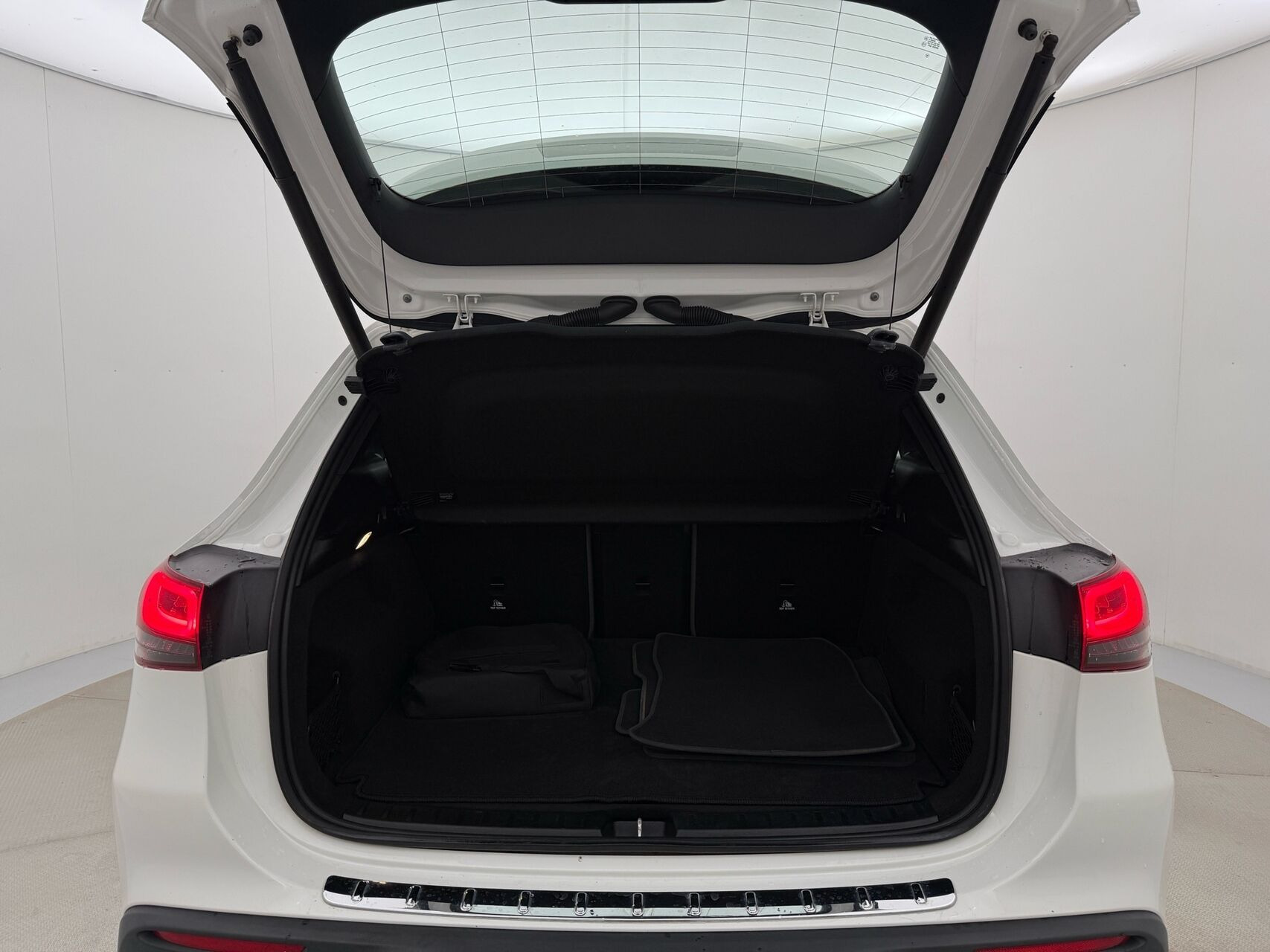Hvid Mercedes EQA 250 fra 2022