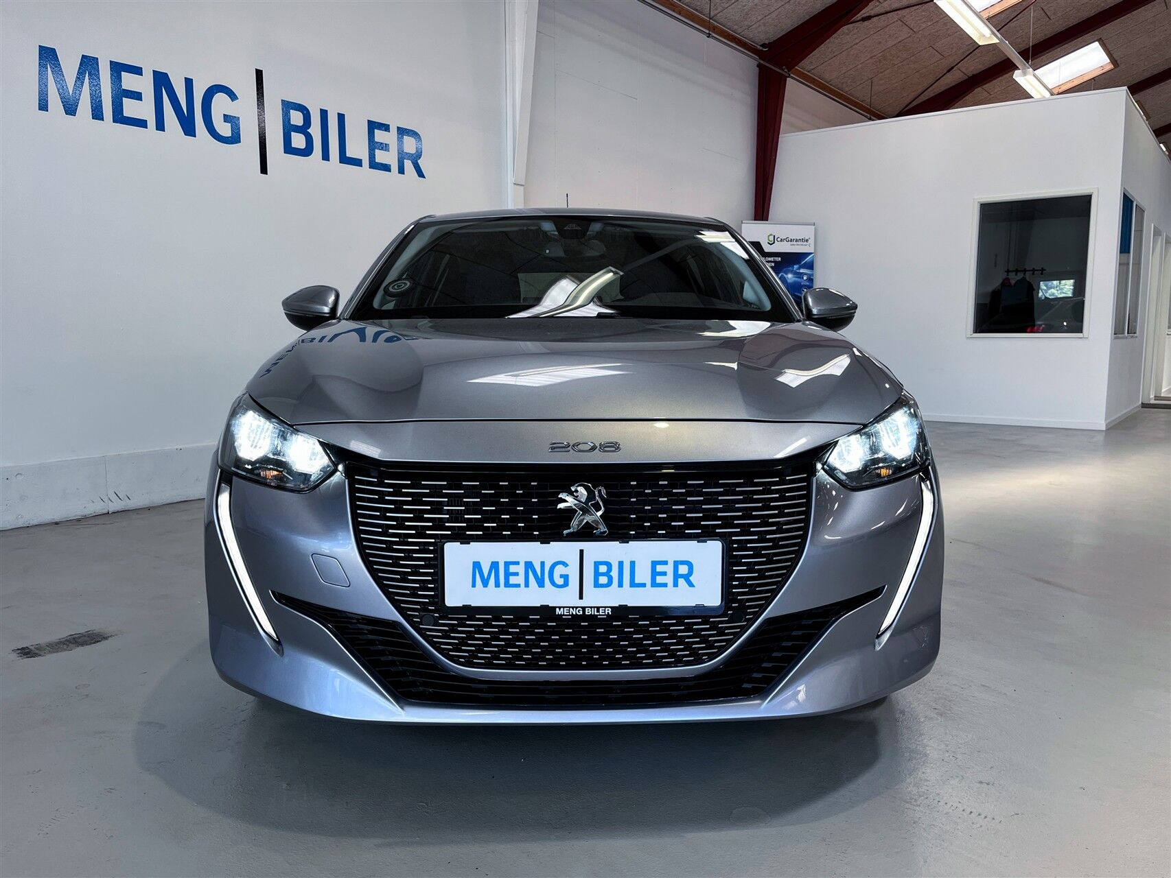 Grå Peugeot e-208 fra 2022
