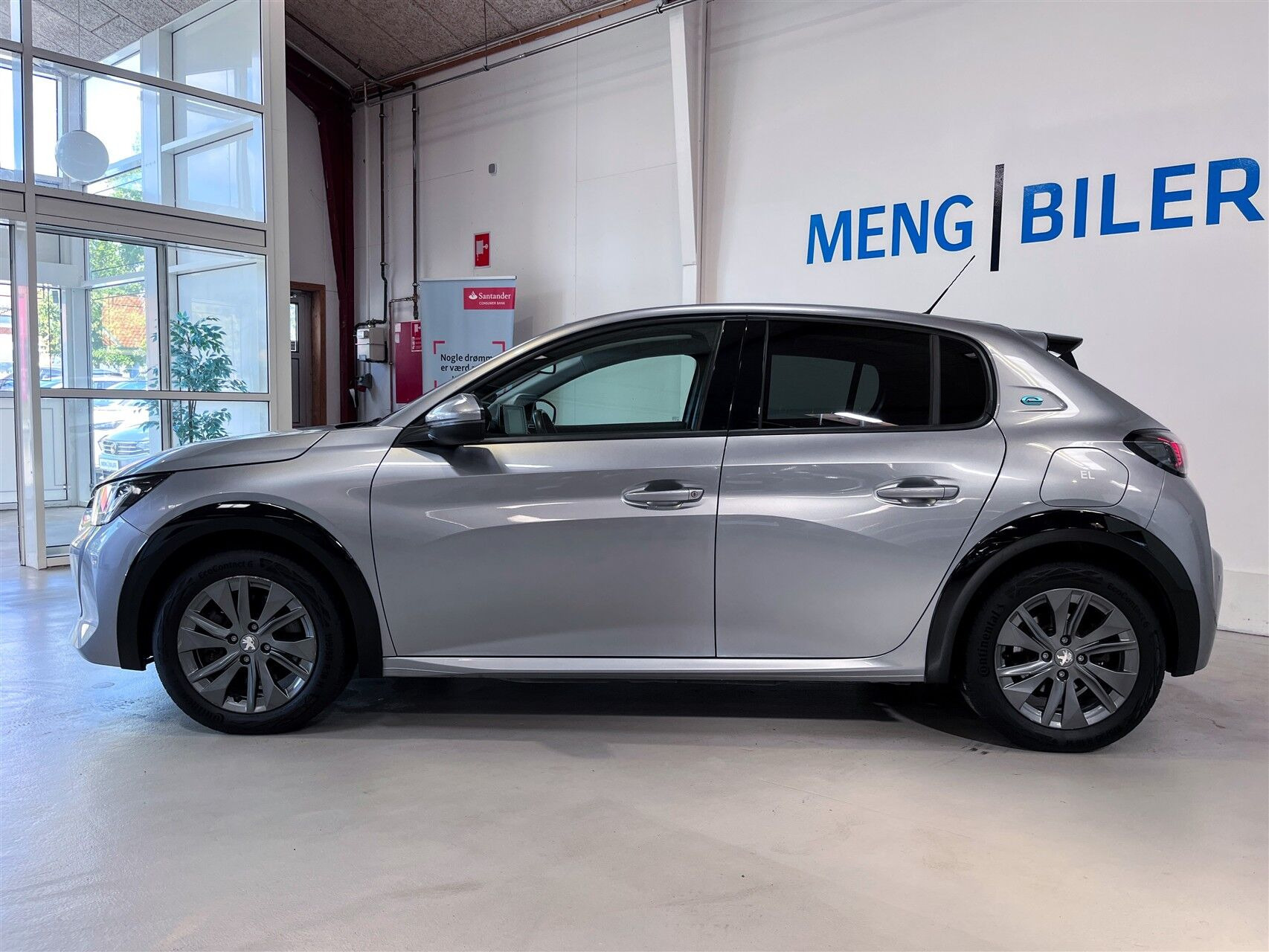 Grå Peugeot e-208 fra 2022