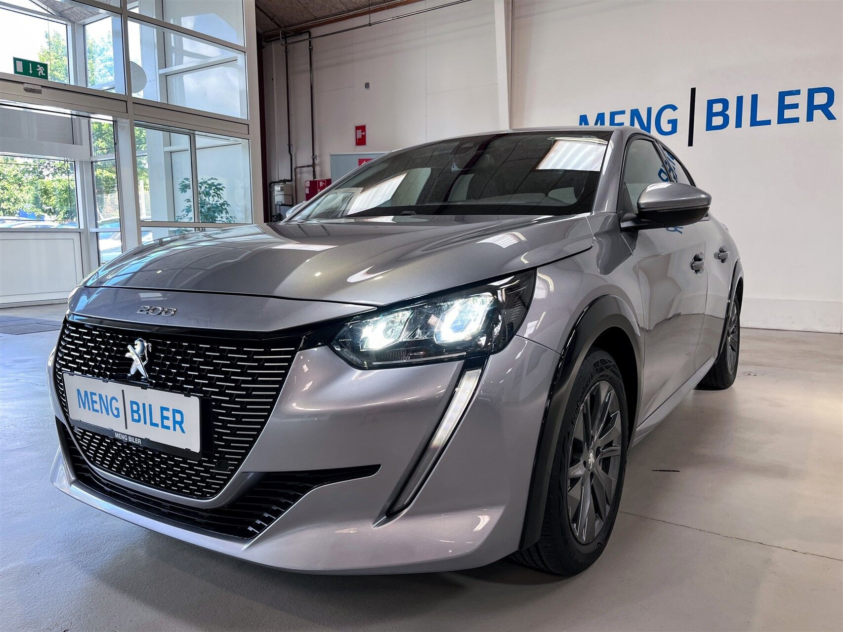 Grå Peugeot e-208 fra 2022