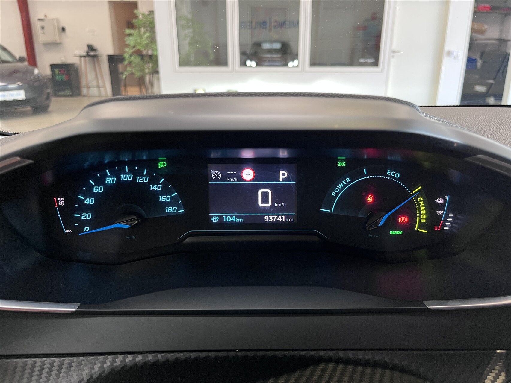 Grå Peugeot e-208 fra 2022