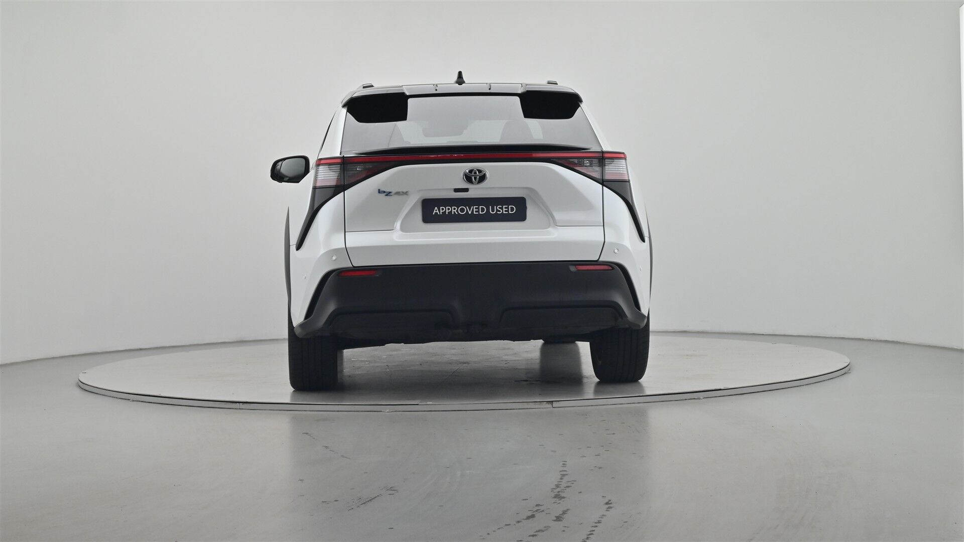 Hvid Toyota BZ4X fra 2025
