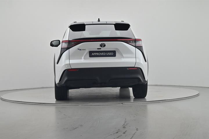 Hvid Toyota BZ4X fra 2025