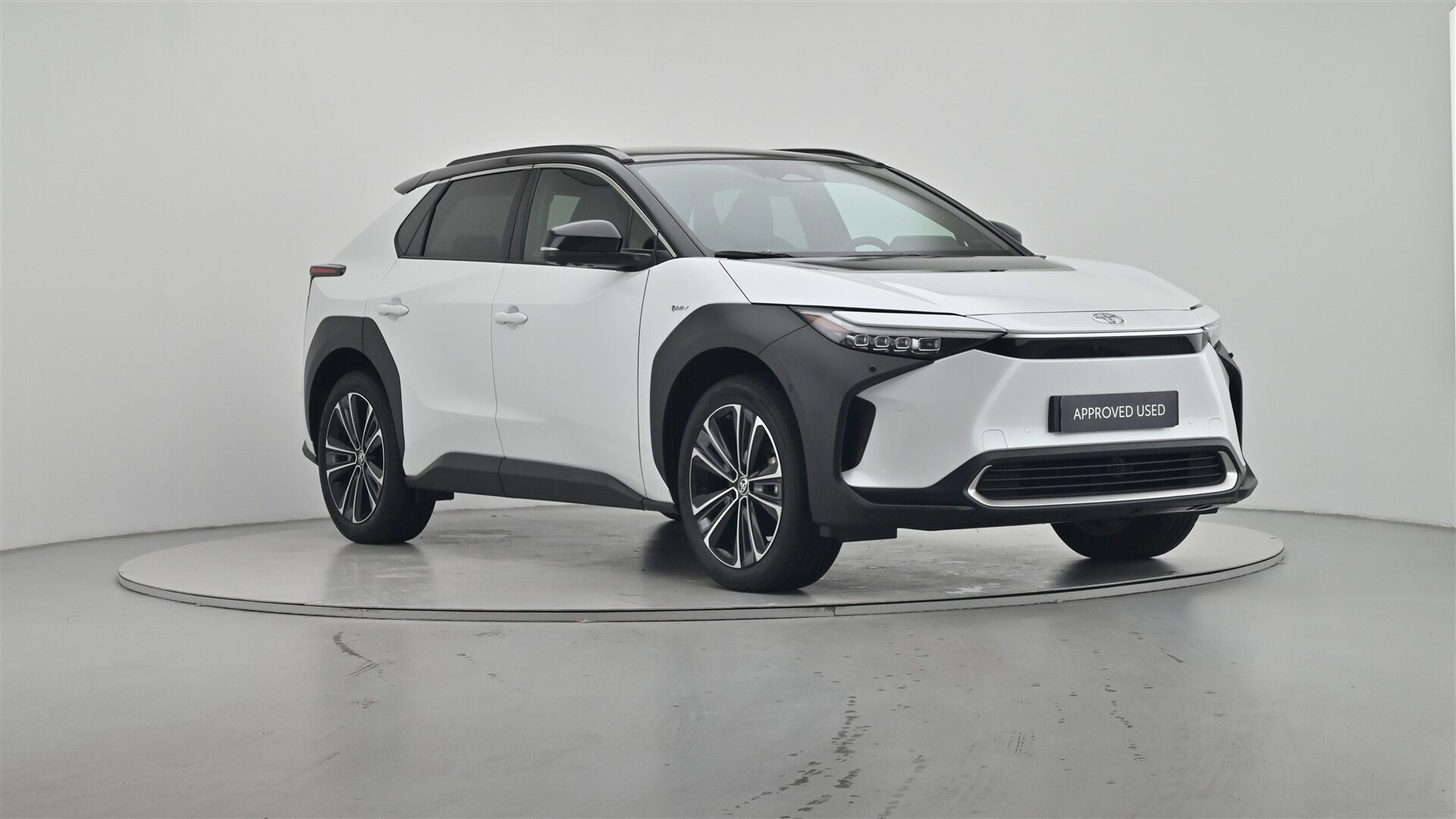Hvid Toyota BZ4X fra 2025