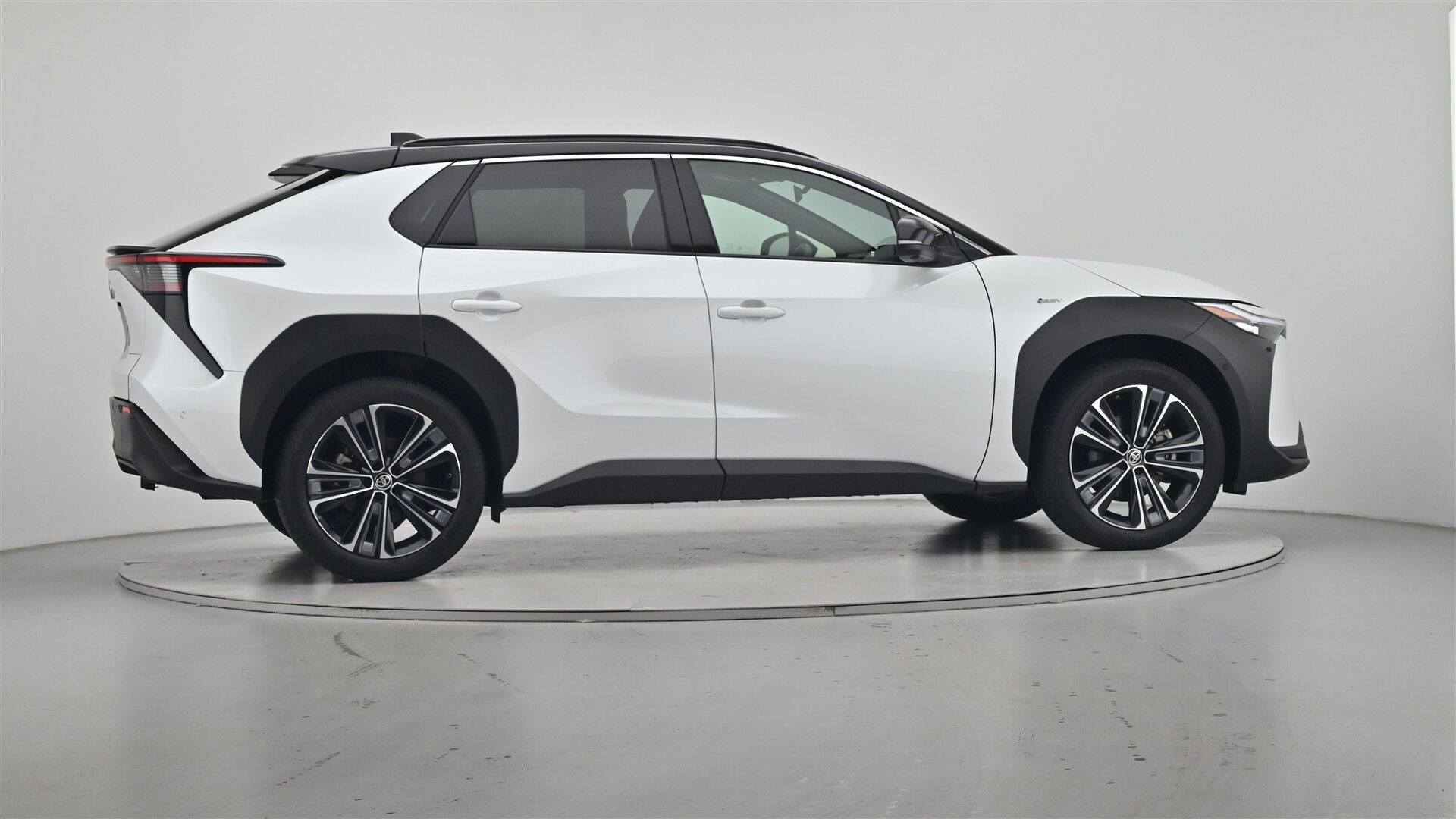 Hvid Toyota BZ4X fra 2025