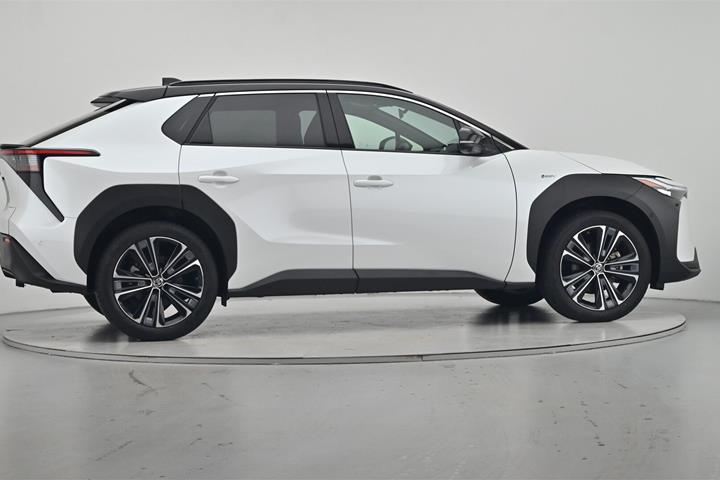 Hvid Toyota BZ4X fra 2025