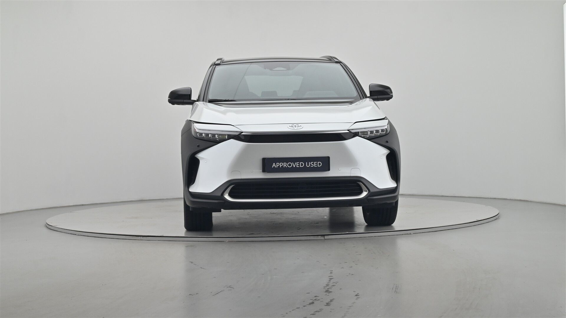 Hvid Toyota BZ4X fra 2025
