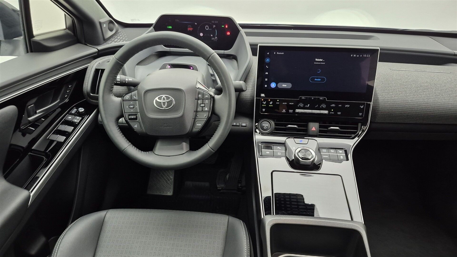 Hvid Toyota BZ4X fra 2025