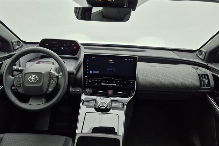 Hvid Toyota BZ4X fra 2025