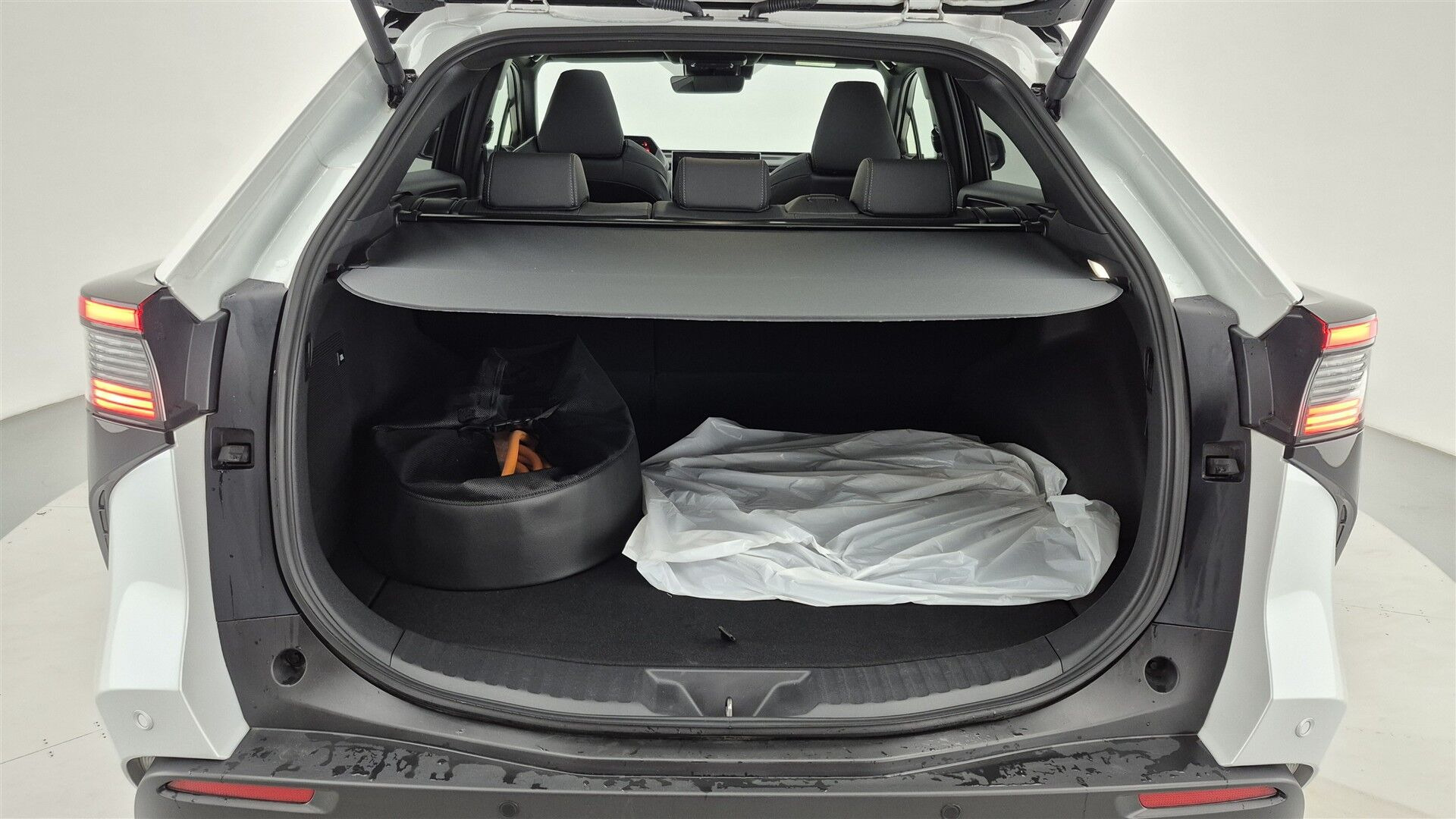 Hvid Toyota BZ4X fra 2025