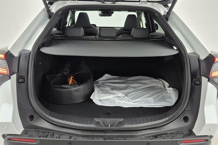Hvid Toyota BZ4X fra 2025