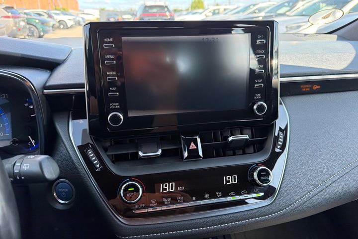 Rød Toyota Corolla fra 2019