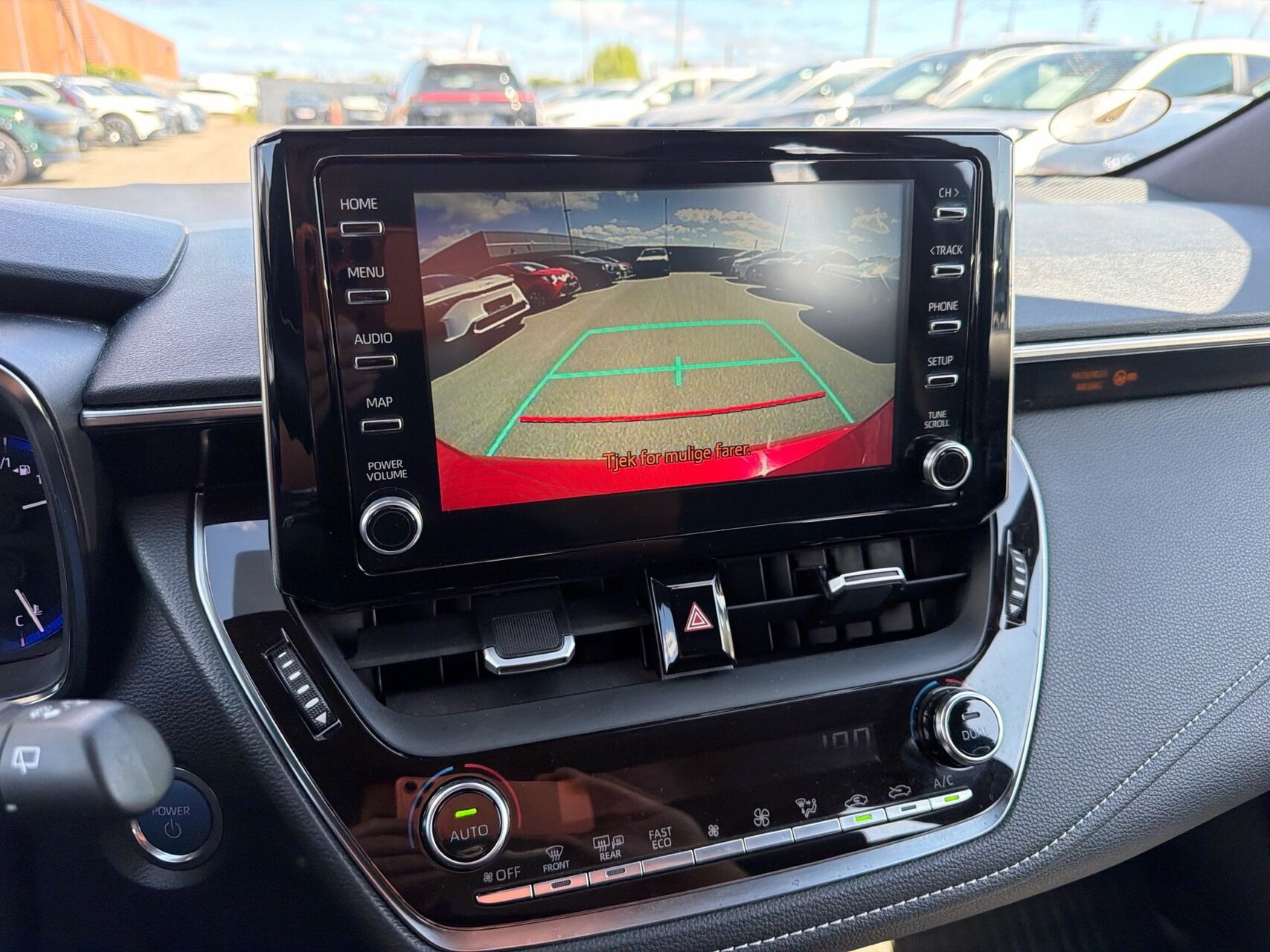Rød Toyota Corolla fra 2019
