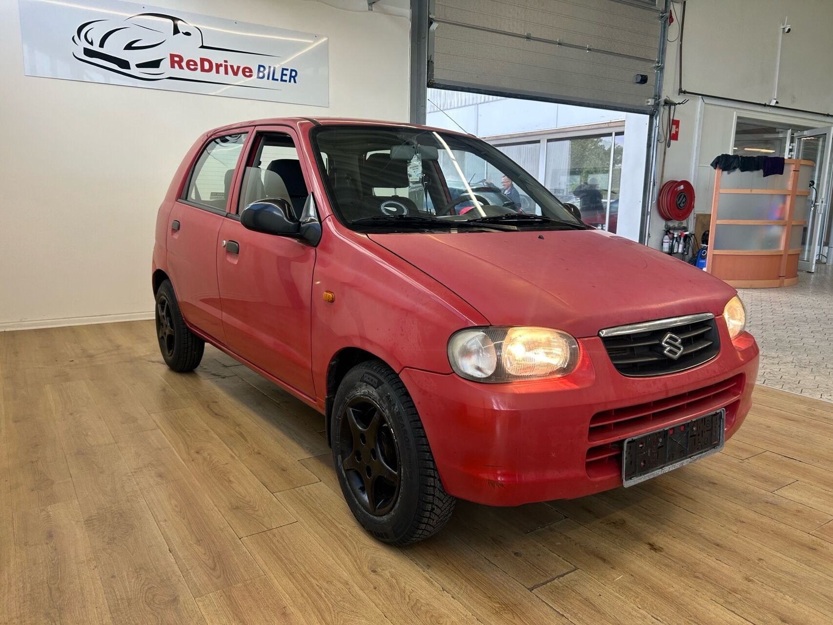 Rød Suzuki Alto fra 2004