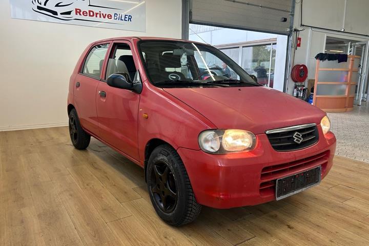 Rød Suzuki Alto fra 2004