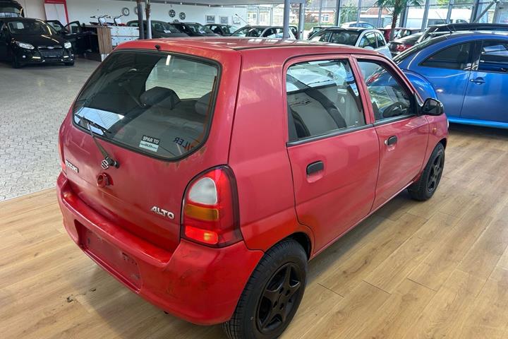 Rød Suzuki Alto fra 2004