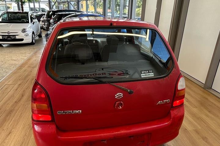 Rød Suzuki Alto fra 2004