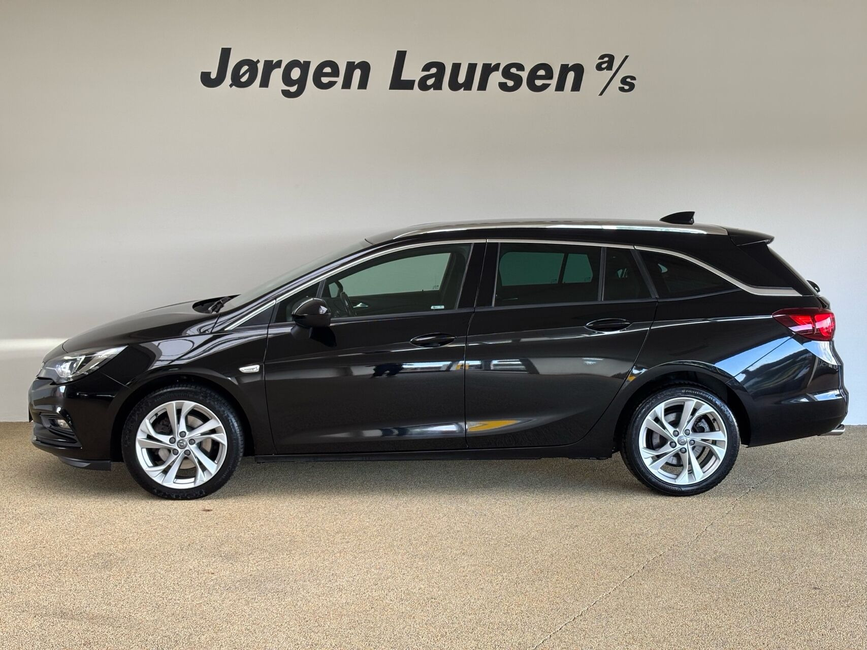Sort Opel Astra fra 2016