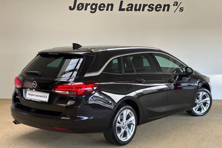 Sort Opel Astra fra 2016