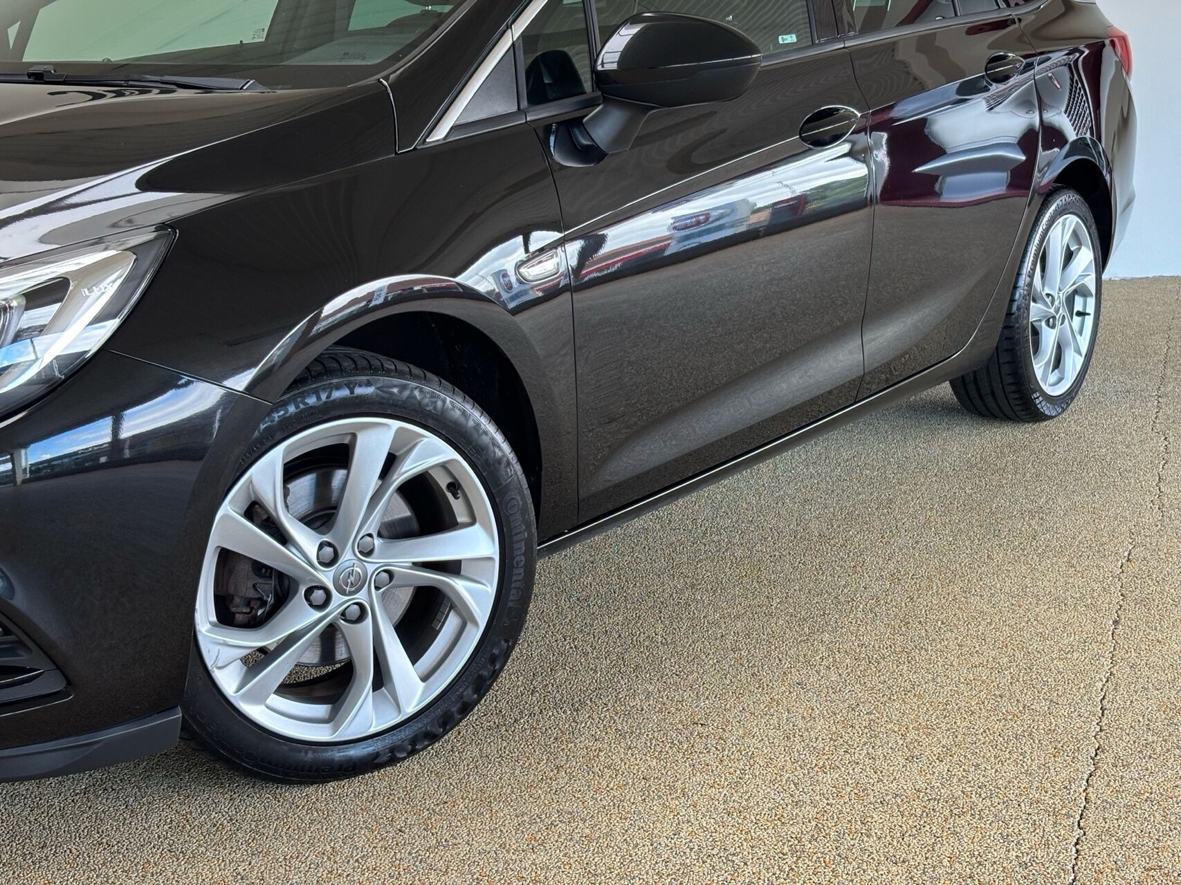 Sort Opel Astra fra 2016